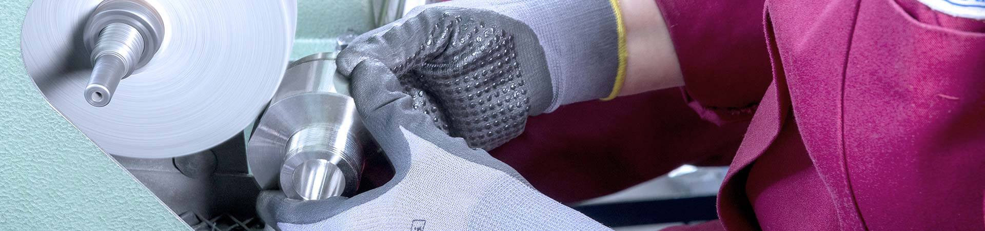 Bauteil von Hand poliert